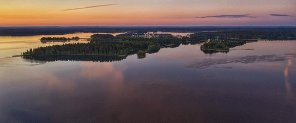 Wide landscape view of a clear horizon over water.